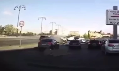 Bakıda “Porşe” qəza törətdi - FOTO