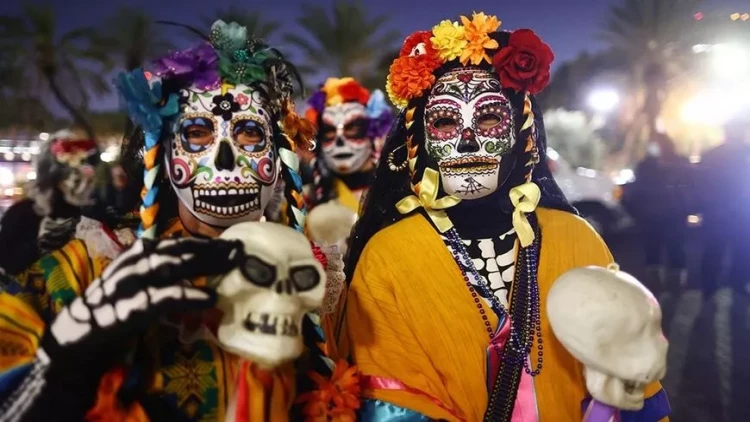 Latın Amerikasında ÖLÜLƏR belə xatırlanır - MARAQLI FOTOLAR