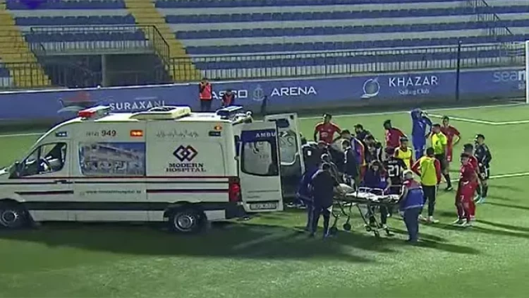 Futbol matçında QORXULU ANLAR - Azərbaycanlı futbolçu təcili xəstəxanaya aparıldı - VİDEO