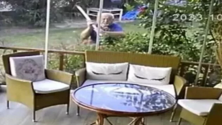 Məşhur musiqiçiyə qonşusu baltayla hücum etdi - FOTO