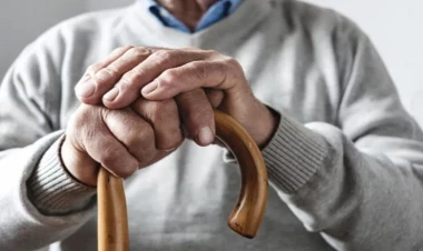 Qocalar evinə aparmaq istədikləri kişinin evində tapdıqları dəhşətə saldı - FOTO