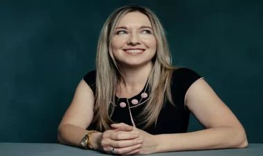 51 yaşlı aparıcı ana oldu - Əri özündən yaşca kiçikdir - FOTO