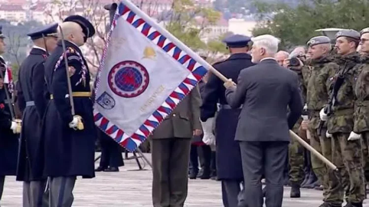 Çexiya Prezidenti bayraq ilə hərbçinin başına zərbə endirdi, üzr istədi - VİDEO