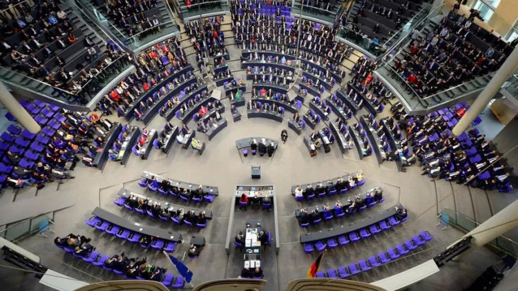 Qadağan olunmuş simvolu göstərən deputat SAXLANILDI