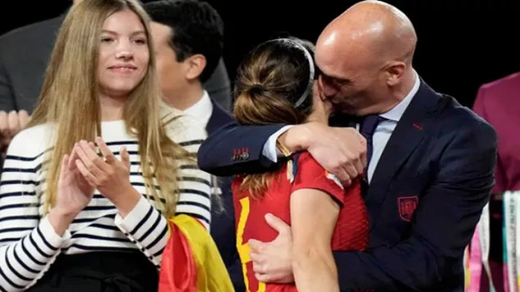 Xanım futbolçunu öpən federasiya prezidentinə FİFA-dan ağır cəza