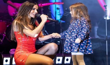 Simgenin səhnəyə geyindiyi paltar gündəm oldu - FOTOlar