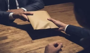 Vəzifəli şəxs rüşvət alarkən tutuldu