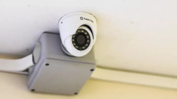 Məktəbin tualetinə kameralar quraşdırıldı - Valideynlər ayağa qalxdı