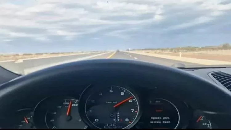 Ödənişli yolda sürət şousu - Saatda 230-la sürürlər - FOTO