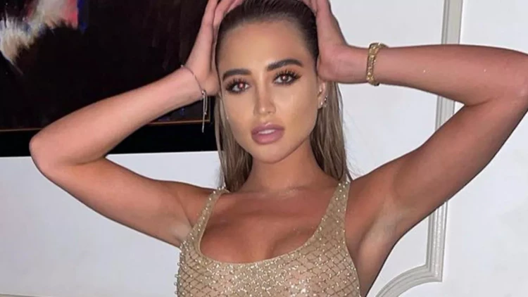 Corciyanın açıq-saçıq geyimi müzakirələrə səbəb oldu - FOTO