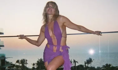 Keçmiş rəqqasənin bikinili ayna fotosu gündəm oldu - FOTO