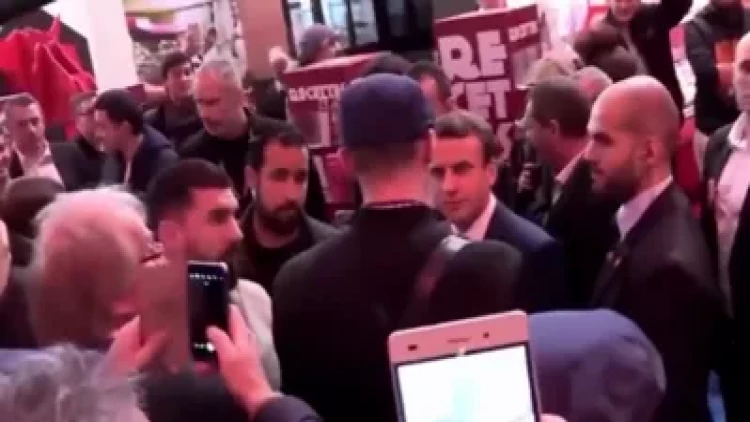 Makronun başında yumurta sındırdılar - VİDEO