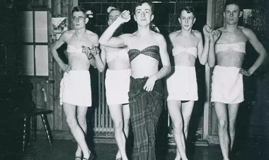 Qadın paltarlı nasistlər - FOTOlar