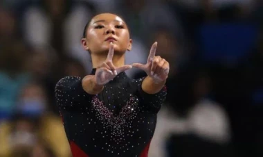 2 qat dünya çempionu təhqirlərə görə 20 yaşında karyerasını bitirdi