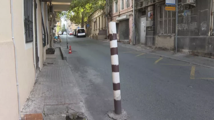 Gündüzlər piyadalara, Gecələr isə maşınlara xidmət edən maneələr - VİDEO