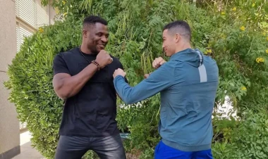 Ronaldu MMA ulduzuna bahalı hədiyyə verdi - FOTO