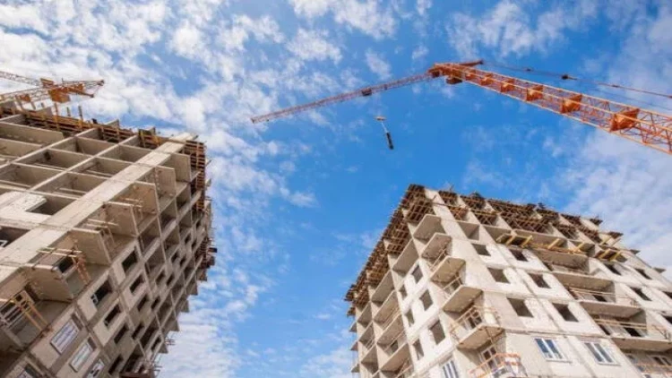 17-ci mərtəbədən yıxılan işçilər sağ qaldılar