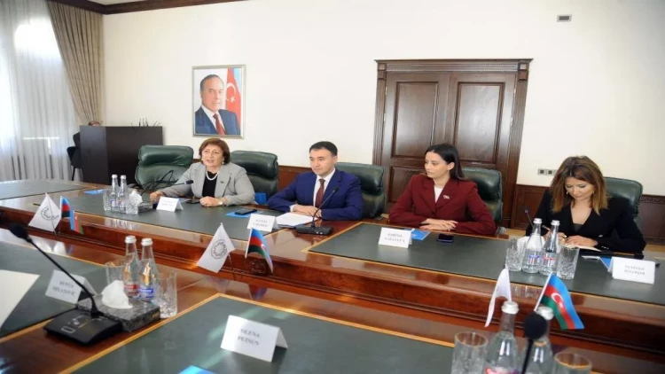 Dunya Miyatovic azərbaycanlı qaçqınlarla görüşdü - FOTO