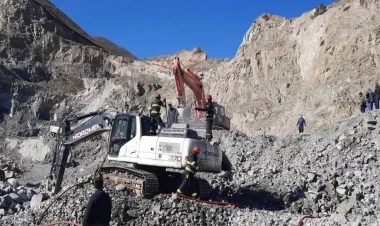 Daş karxanasında ekskovator yandı