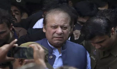 Keçmiş baş nazir sürgündən sonra ölkəsinə qayıdır