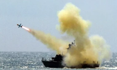 Təlim vaxtı səhvən turist gəmisi atəşə tutuldu