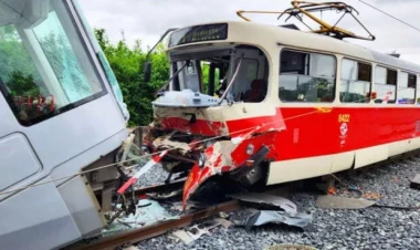 İki tramvay toqquşub, xəsarət alanlar var