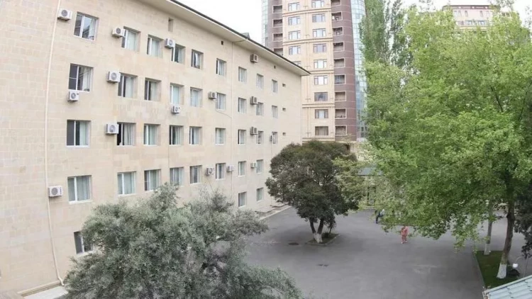 Azərbaycanda xəstəxananın eyvanı ÇÖKDÜ