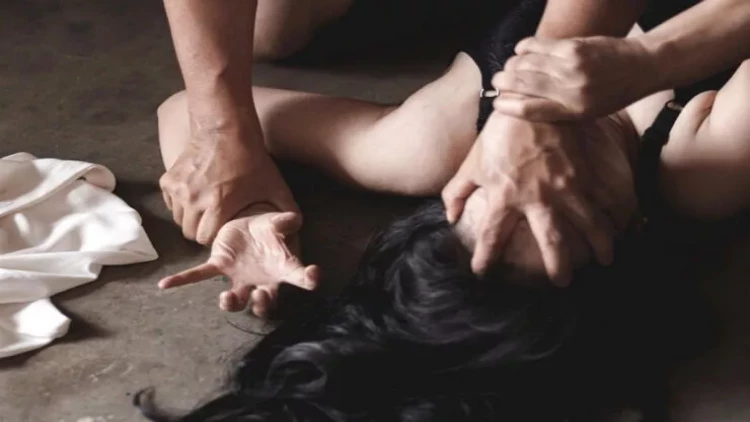 Turisti zorlayan polis həbsxanaya düşdü