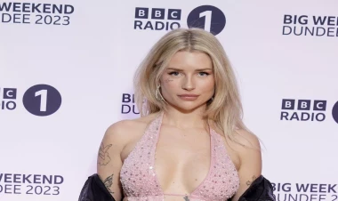 Məşhur modelin geyindiyi paltar gündəm oldu -  büstqaltersiz... - FOTOlar