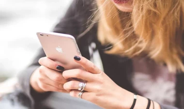 Qadın “iPhone”a görə adını dəyişdi