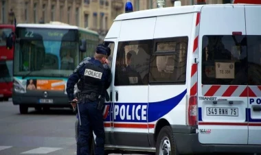 “Allahu əkbər” sədaları ilə məktəbə hücum etdi - Ölən var