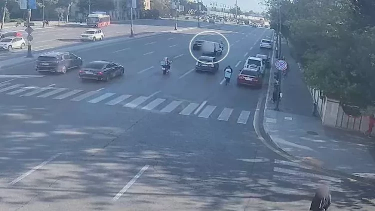 Piyada keçidindən keçməyən qadını maşın vurdu - VİDEO