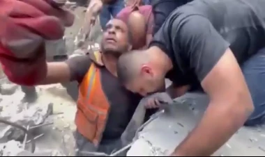 Fələstinli gəncin bu görüntüsü ürəkləri sızlatdı - Anasının əlini... - VİDEO