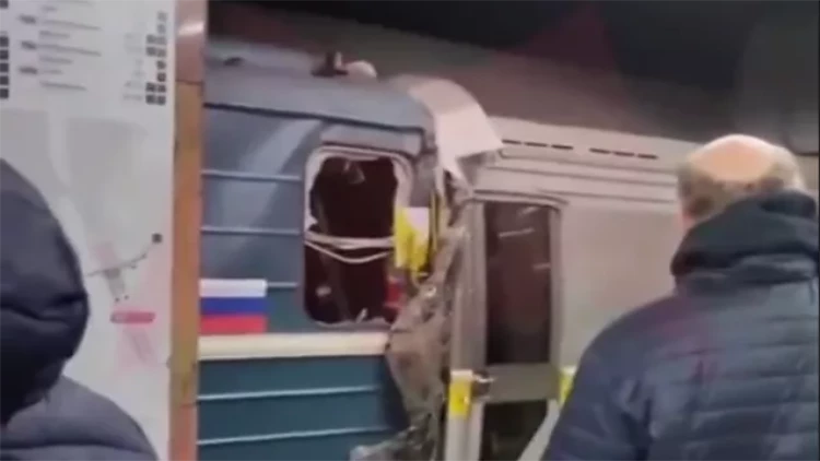 Metroda qatarlar toqquşdu - Yaralananlar var - VİDEO - FOTO