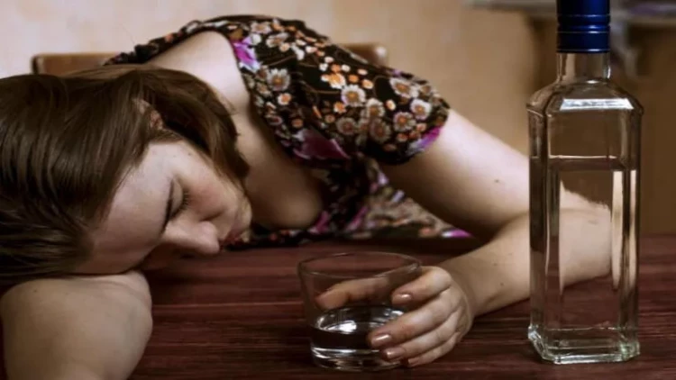 Ana içkiyə görə körpəsini bıçaqladı - Dəhşətli cinayət