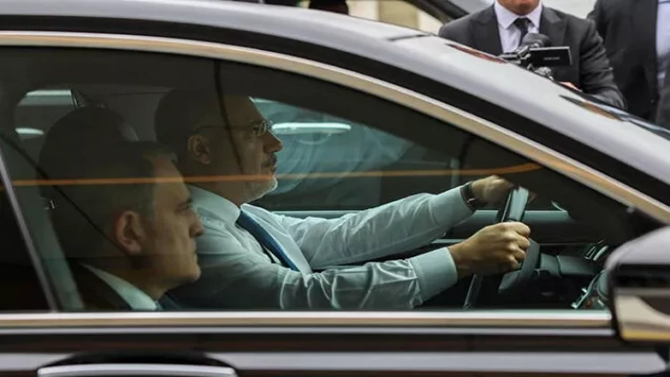 Hakan Fidan Şuşaya avtomobili özü sürdü