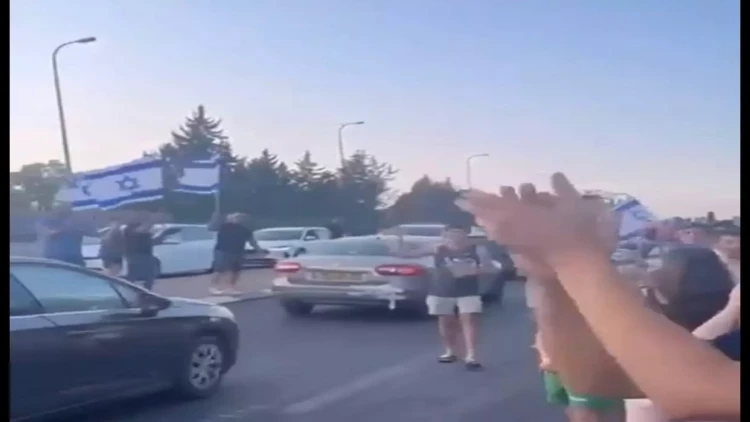 İsrail xalqı öz ordusuna belə dəstək olur... - VİDEO