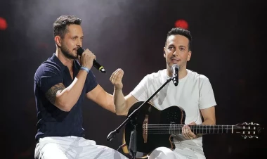 Murad Bozun məşhur kişi həmkarını boynundan öpməsi müzakirə yaratdı - VİDEO