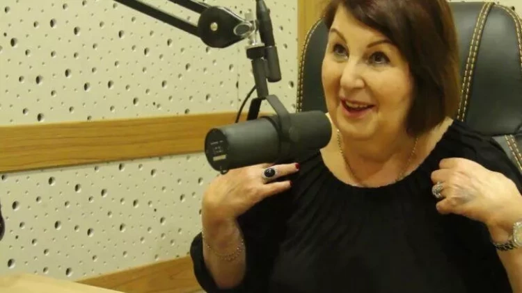 Korifey diktordan teleaparıcılara tərs sillə: “Elə bil podiuma çıxıb, paltarını göstərir”