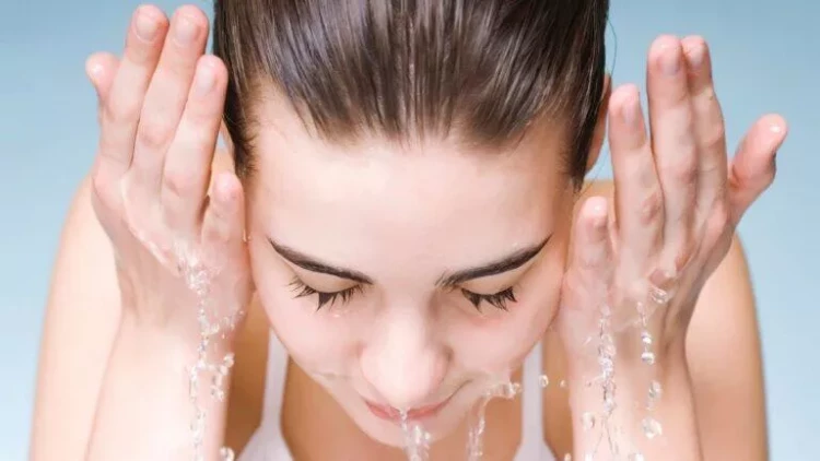 Hər səhər üzünüzü belə yuyursunuzsa, DİQQƏTLİ OLUN!