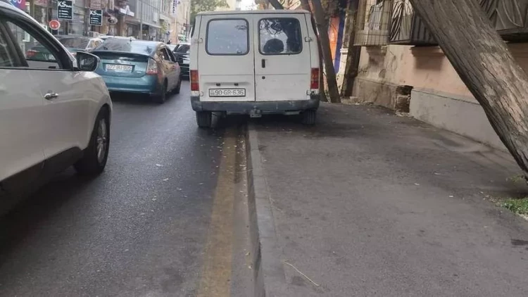 Avtomobillərini səkidə saxlayan sürücülər cəzalandırıldı - FOTO