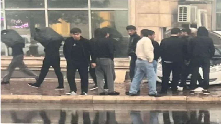 Azərbaycanda avtomobil ticarət mərkəzinə çırpılıb, xəsarət alan var - FOTO