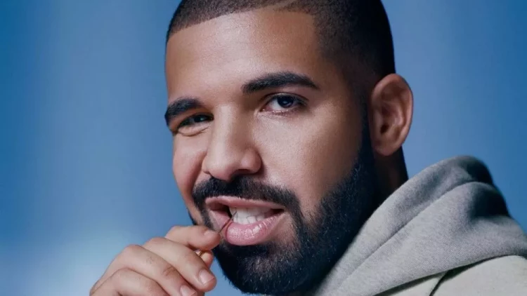 Populyar musiqiçi konsertdə pərəstişkarına pul payladı - FOTO