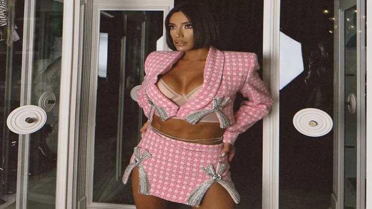 Röya paylaşımı ilə gündəm oldu - Dekolte, mini ətək... - FOTO