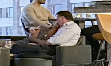 62 yaşlı mer kafedə öpüşərkən görüntüləndi - FOTO