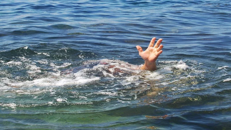 Bulvarda batan qadın belə xilas edildi - VİDEO