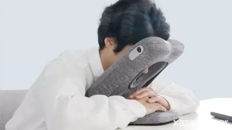 Masanın üstündə yatmaq üçün ofis yastığı yaradıldı