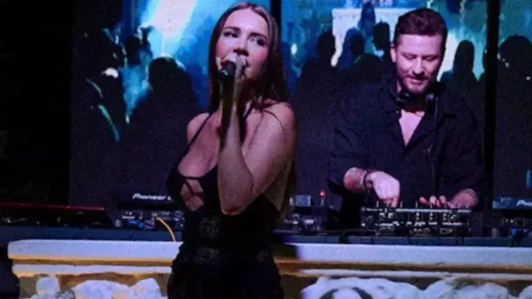 Məşhur müğənni evləndiyini səhnədə açıqladı - FOTO