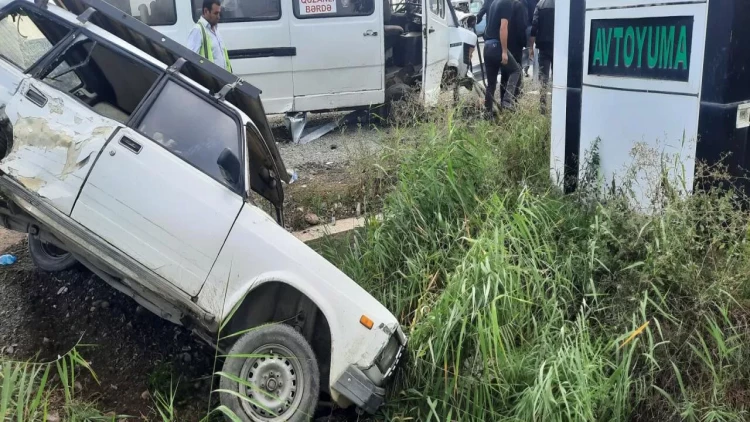 Bərdədə mikroavtobusla minik maşını toqquşdu - Yaralılar var - FOTOlar