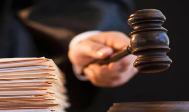 Bakıda yarım milyonu mənimsəyən direktor hakim qarşısına çıxarıldı